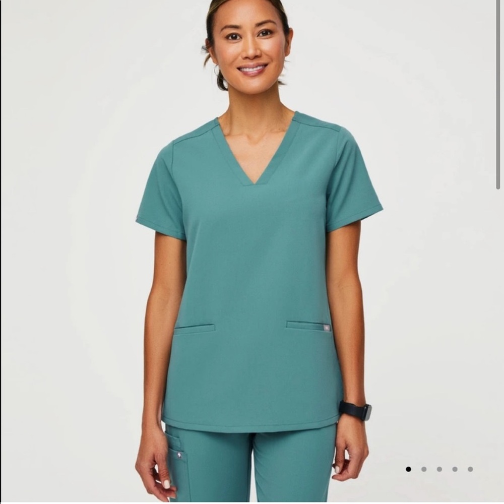 Figs hydrogreen casma three pocket scrub top